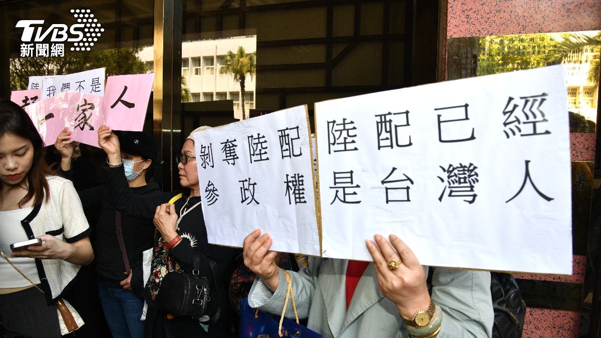 聲援的陸配。（圖／胡瑞麒攝）