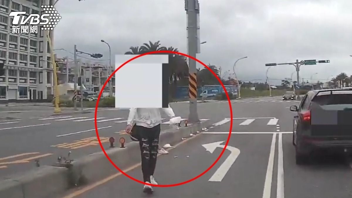 該名男子被女友揮拳毆打。（圖／TVBS）