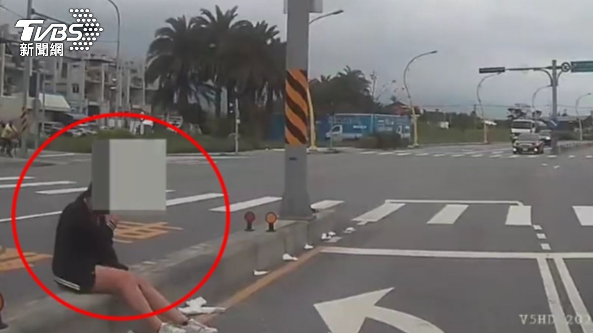 該名女子被男友噴辣椒水，在路邊哭泣喊痛。（圖／TVBS）