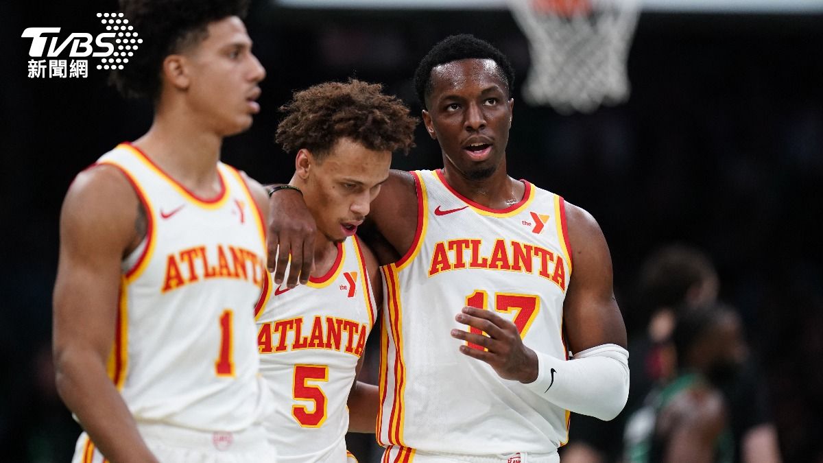 強森（左1）、歐康谷（右1）承擔禁區重任。（圖／達志影像路透社）