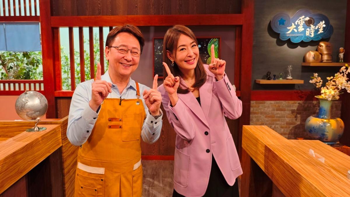 賈永婕（右）接受李四端訪問。（圖／大雲時堂提供）