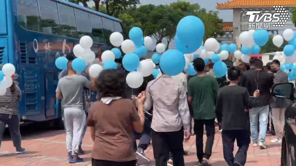 粉絲也在現場舉起藍白氣球，哀悼安嫂一路好走。（圖／TVBS）