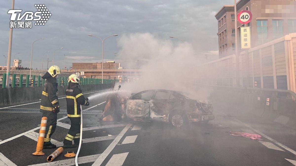 車上有一具碳化的焦屍。（圖／TVBS）