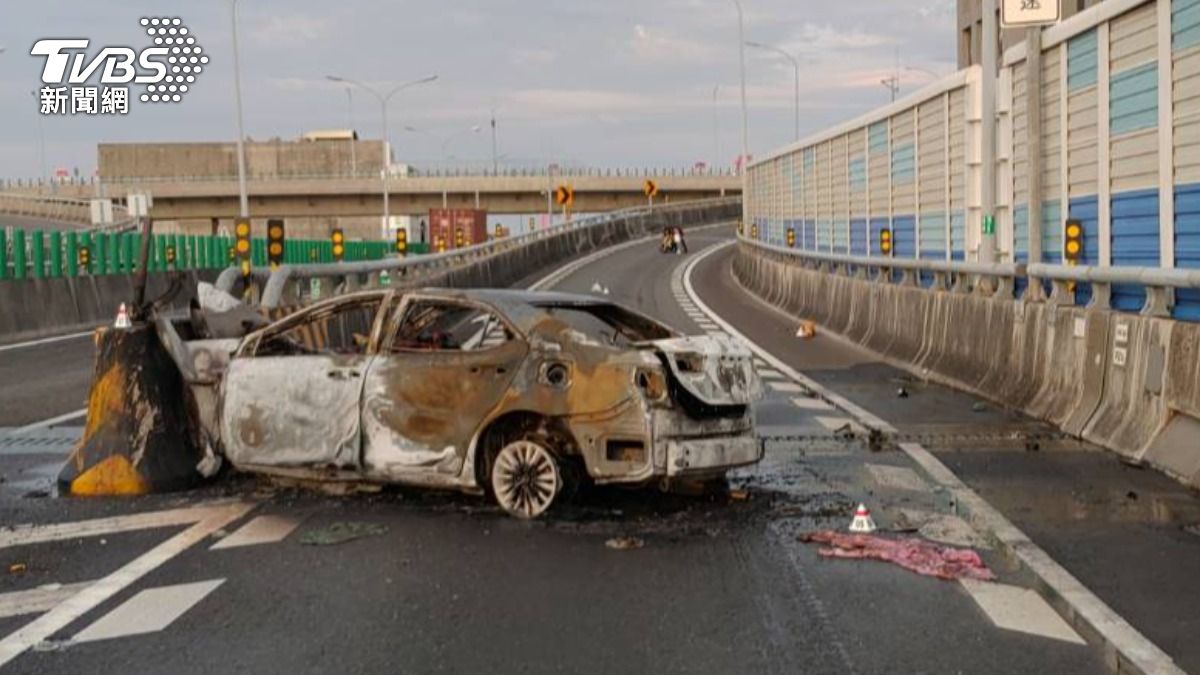 轎車自撞橋墩。（圖／TVBS）