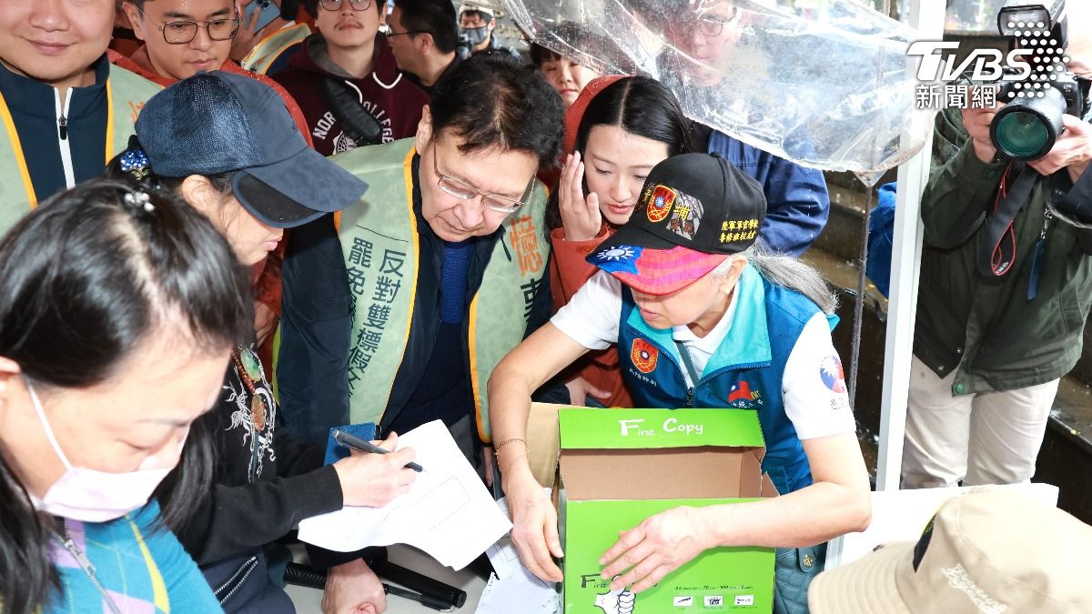 趙少康現身罷免吳沛憶連署站。（圖／潘建樺攝）