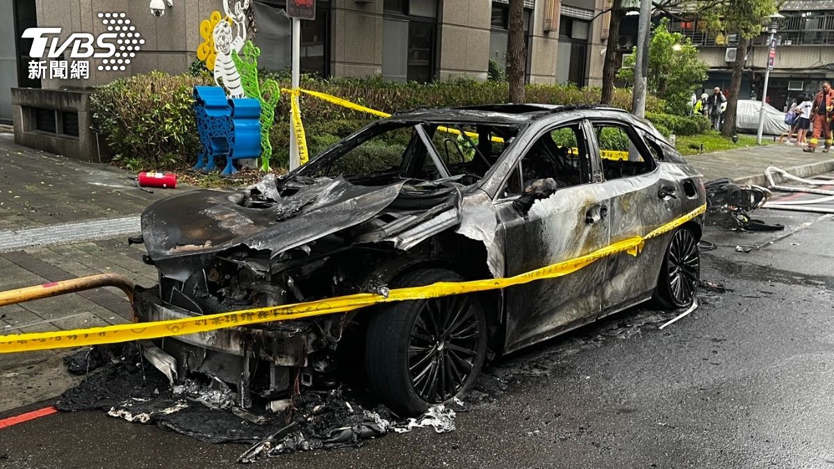 遭縱火車輛被燒到僅剩骨架。(圖/TVBS)