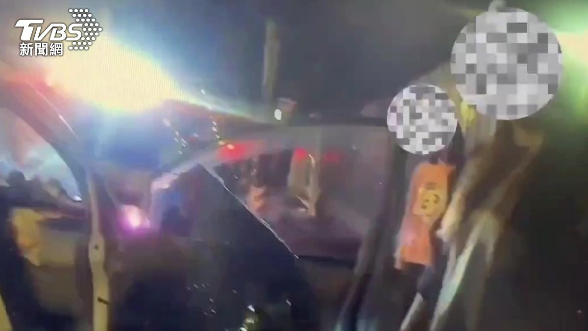 女駕駛車內被抽出毒品彩虹菸。（圖／TVBS）