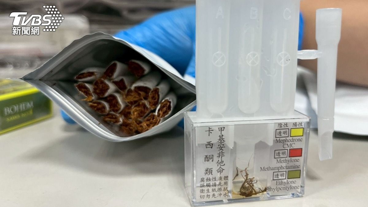 警方查扣毒品彩虹煙約50根。（圖／TVBS）