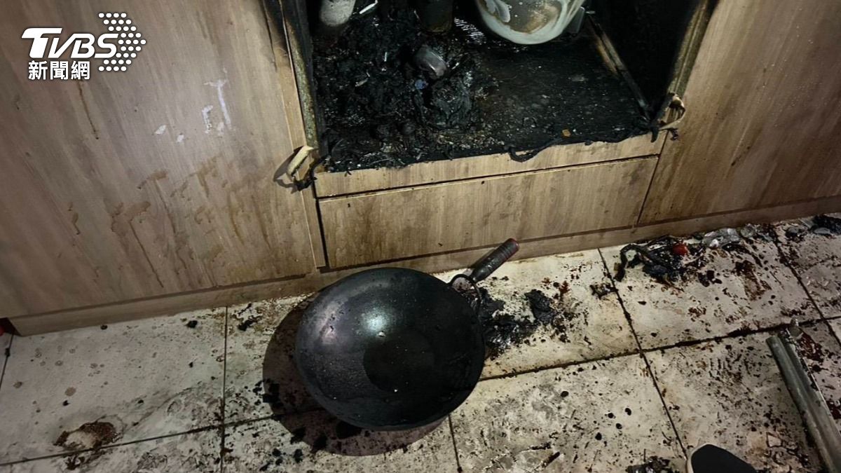 婦人炸豬油不慎引起火災。（圖／TVBS）