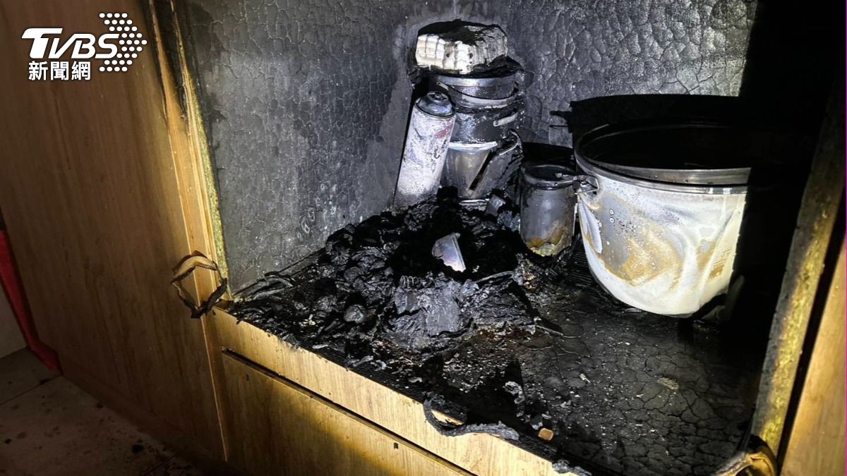 廚房一片焦黑。（圖／TVBS）