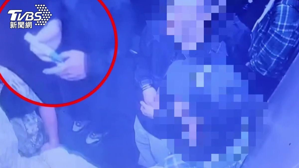 嫌犯搭電梯時也拿起麥克筆在內塗鴉。(圖/TVBS)