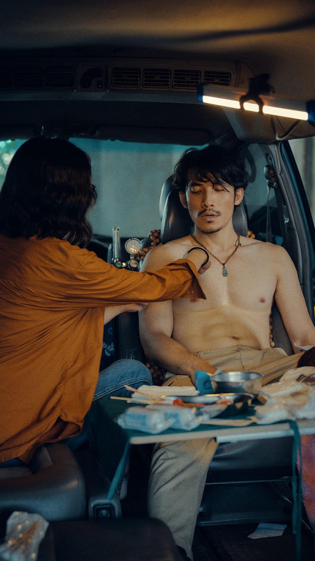 連炳發大方展現結實胸肌。（圖／公視、中華電信、瀚草文創提供）