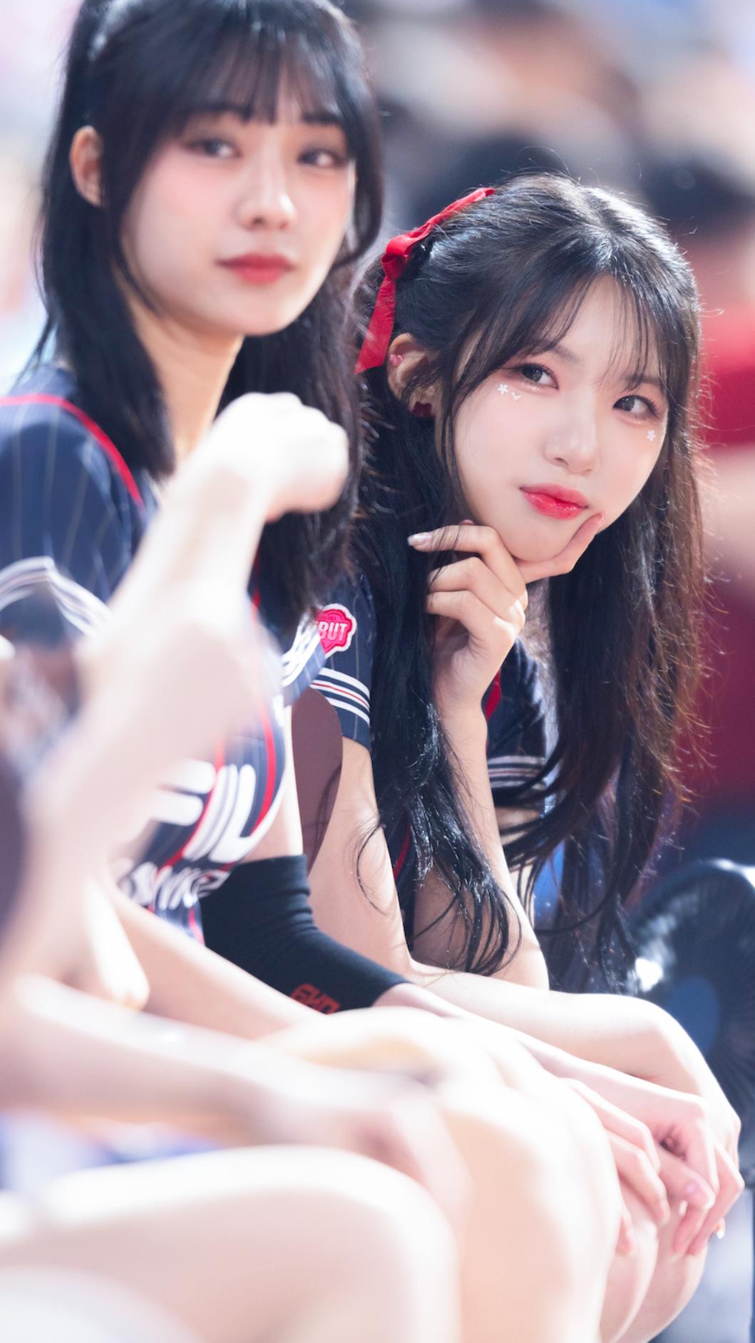 嘎琳（左）、世彬看球。（圖／樂天桃猿提供）