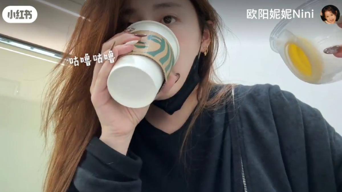 歐陽妮妮品嘗自製的「母乳拿鐵」。(圖/翻攝自歐陽妮妮小紅書)