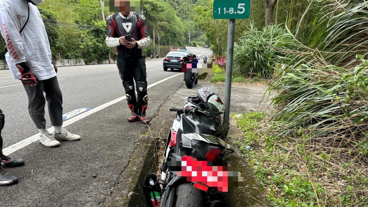 台3線苗栗獅潭段12日發生死亡車禍，28歲重機騎士疑過彎自摔送醫不治。（圖／警方提供）