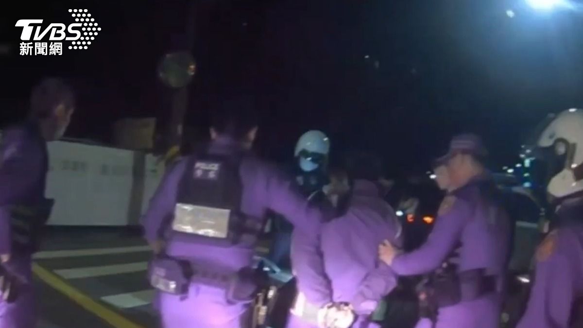 蔡姓毒蟲拒檢逃逸，最後仍被警方攔截逮捕。（圖／TVBS）