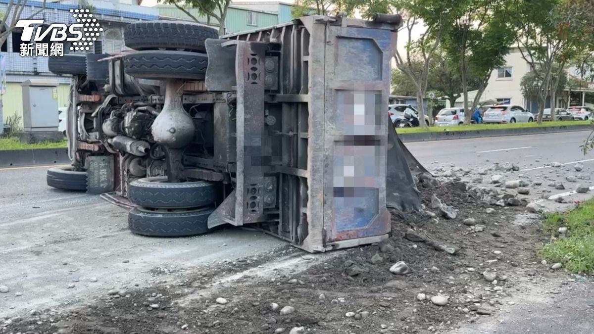 宜蘭縣冬山路一段發生砂石車翻覆車禍。（圖／TVBS）