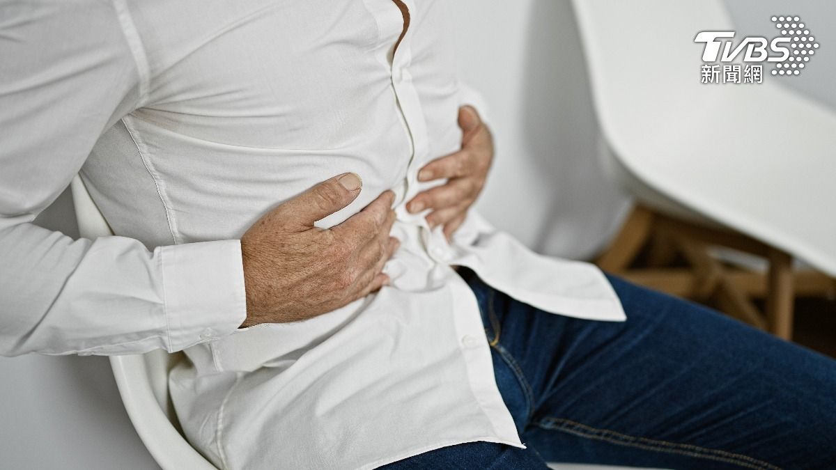 男子1年來反覆腹痛，就醫後才發現罹患「克隆氏症」。（示意圖／Shutterstock達志影像）