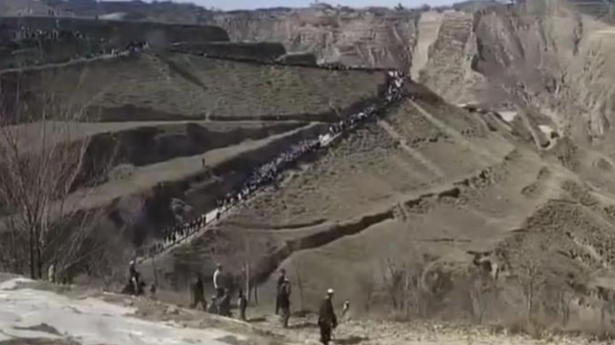 網紅鄭世杰的送葬隊伍長到一眼望不到盡頭。（圖／翻攝自微博）