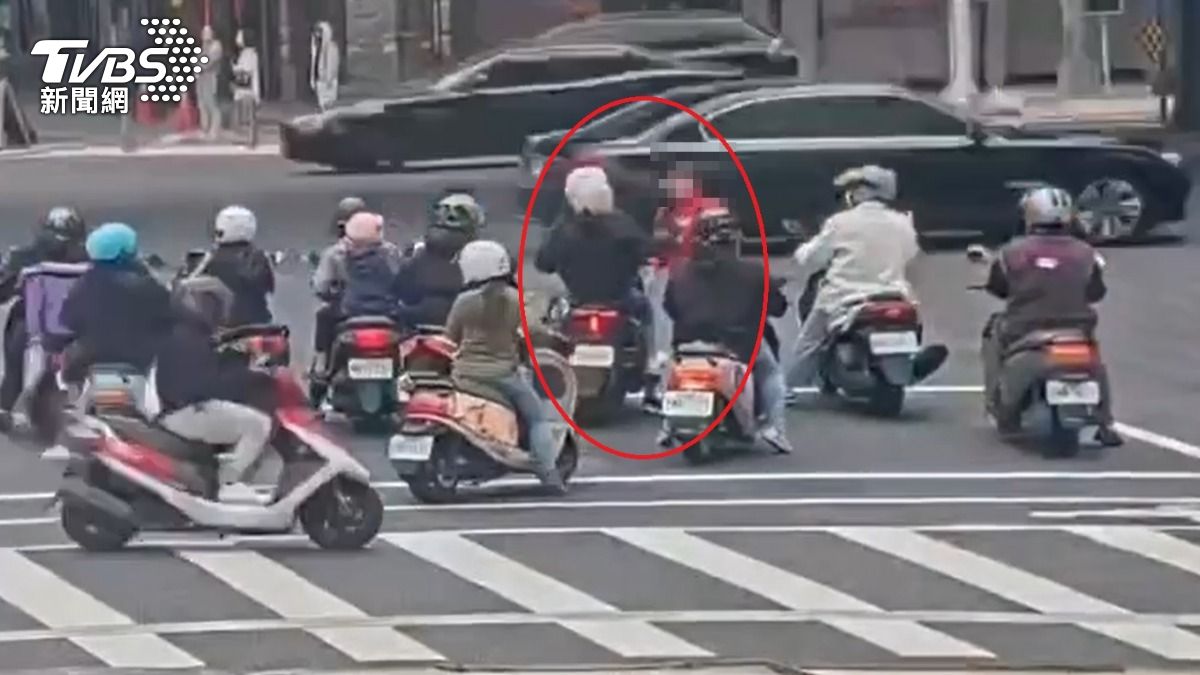 朱姓男子向機車騎士嗆聲。（圖／TVBS）