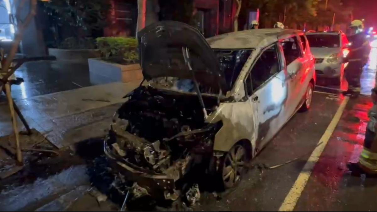 新竹小客車深夜燒成火球，幾乎全毀。（圖／民眾提供）