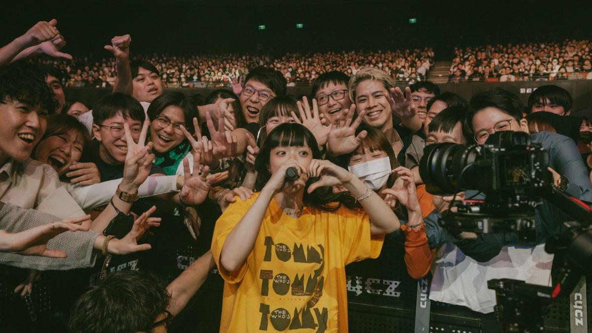 愛繆跳下舞台與歌迷零距離接觸。（圖／永峰拓也提供）