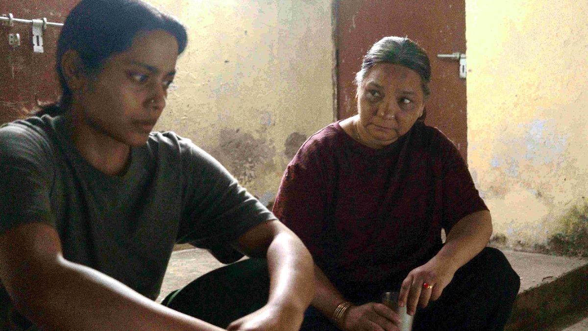 蘇妮塔拉潔瓦（右）在片中飾演的女督察，帶有印度電影裡罕見的女同志形象。（圖／海鵬提供）