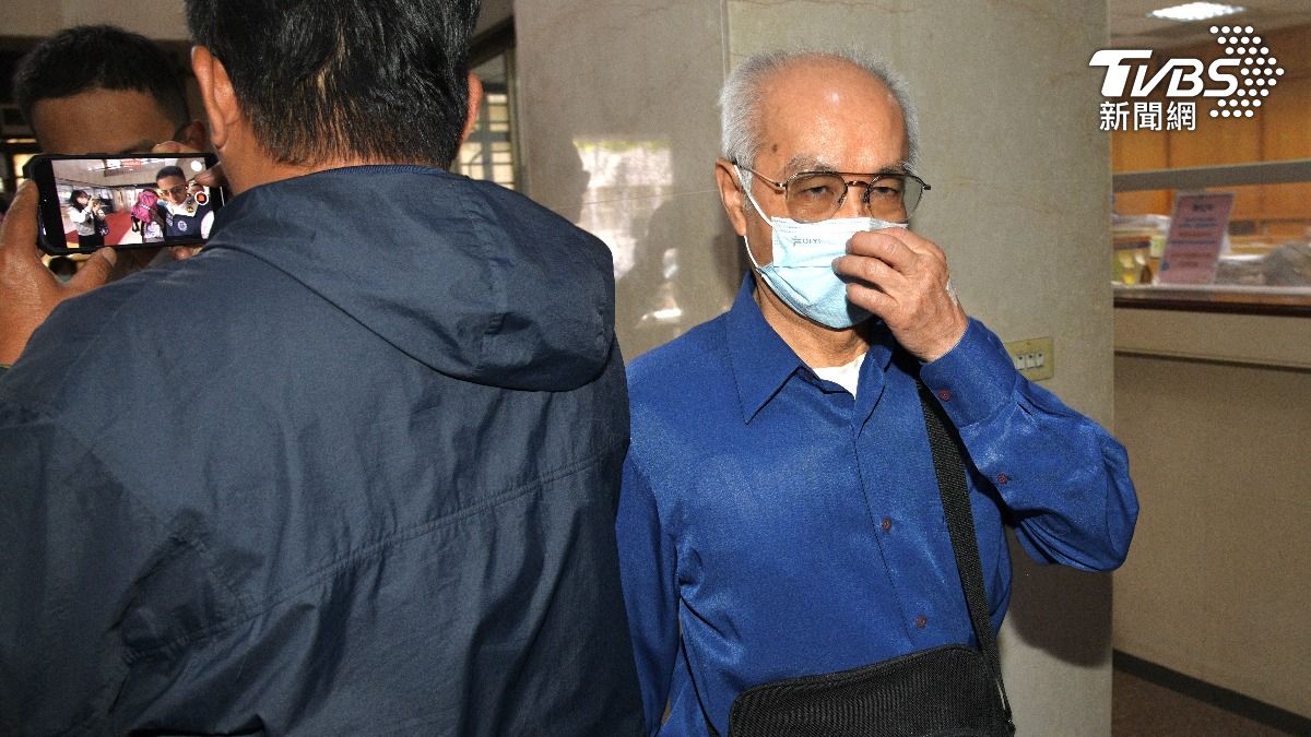 調查局移送吳思瑤、吳沛憶罷免連署團體四名人員到北檢復訊。(圖／胡瑞麒攝)