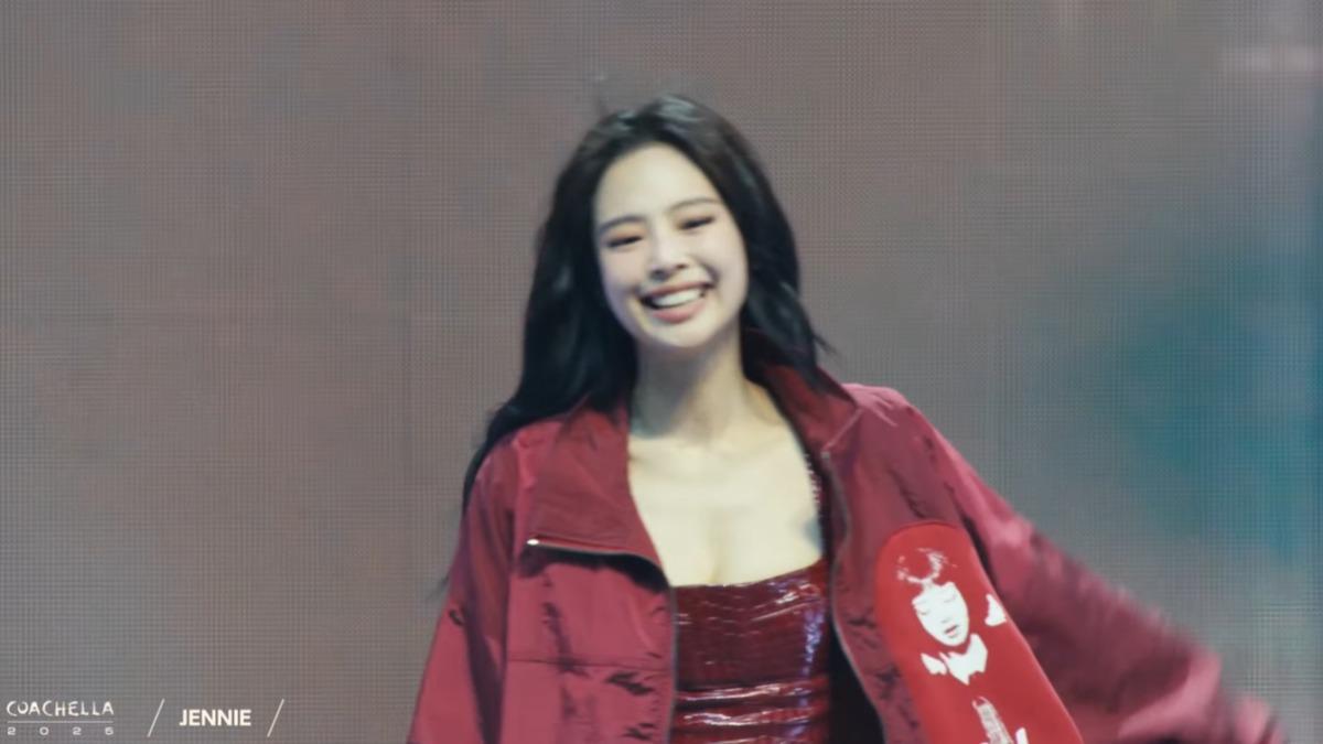Jennie身穿紅色戰服。（圖／翻攝自Coachella YT）