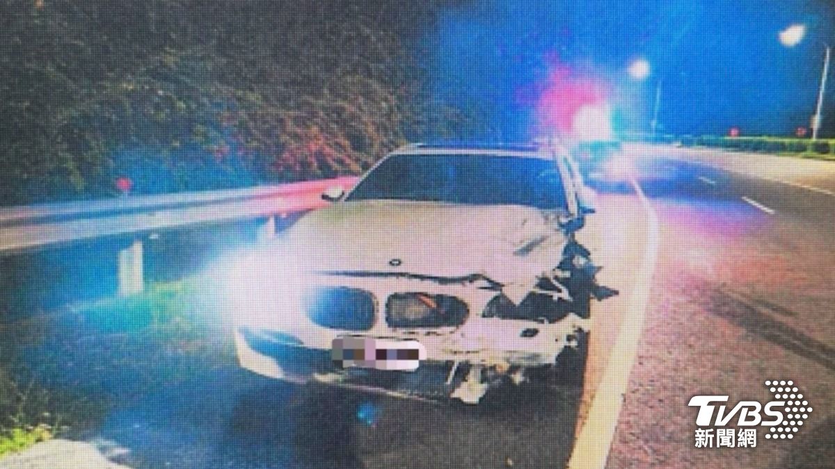 BMW闖紅燈迎面撞上騎機車。（圖／TVBS）
