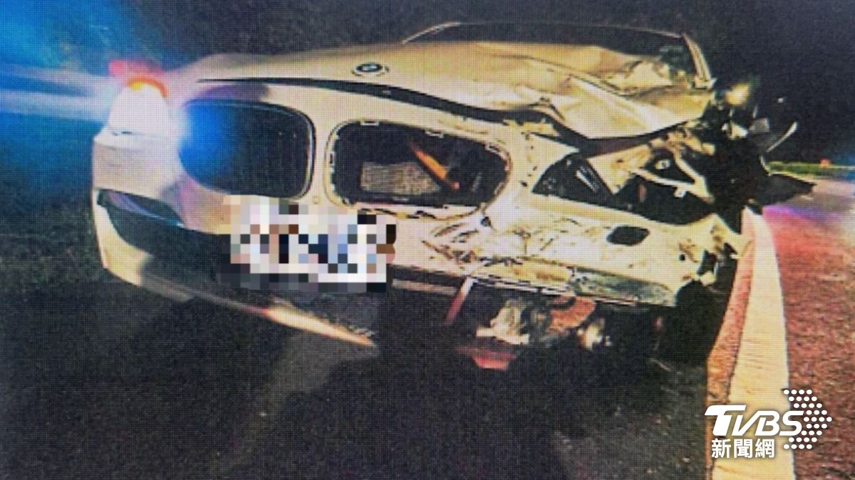 BMW闖紅燈迎面撞上騎機車。（圖／TVBS）