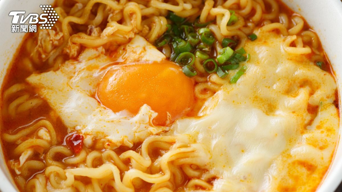 泡麵雞蛋-泡麵加蛋會熟嗎-泡麵加蛋怎麼煮-泡麵加蛋微波-泡麵加蛋不熟-泡麵加蛋微波爐