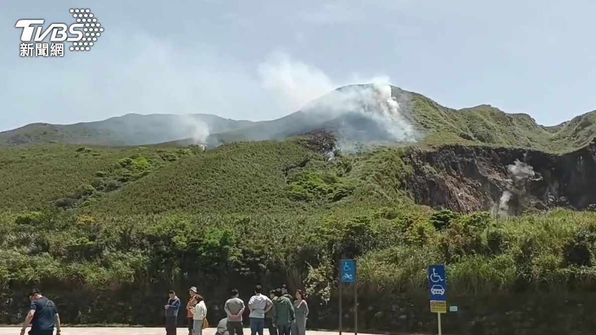 陽明山小油坑火燒山狂燒5小時才熄滅。（圖／TVBS）