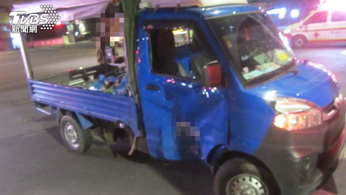 黃男駕駛的小貨車違規右轉後遭直行機車猛撞，右前車門凹陷。（圖／TVBS）