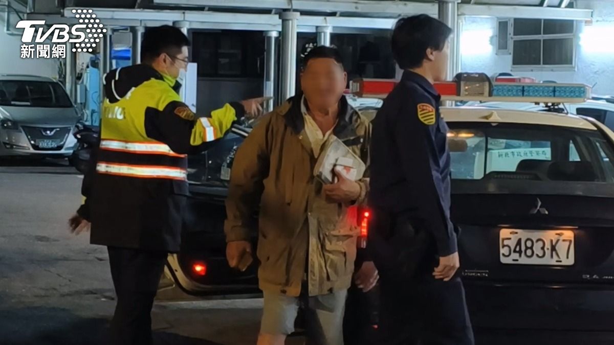 小貨車駕駛黃男遭警方帶回交通分隊製作筆錄。（圖／陳冠宇攝）