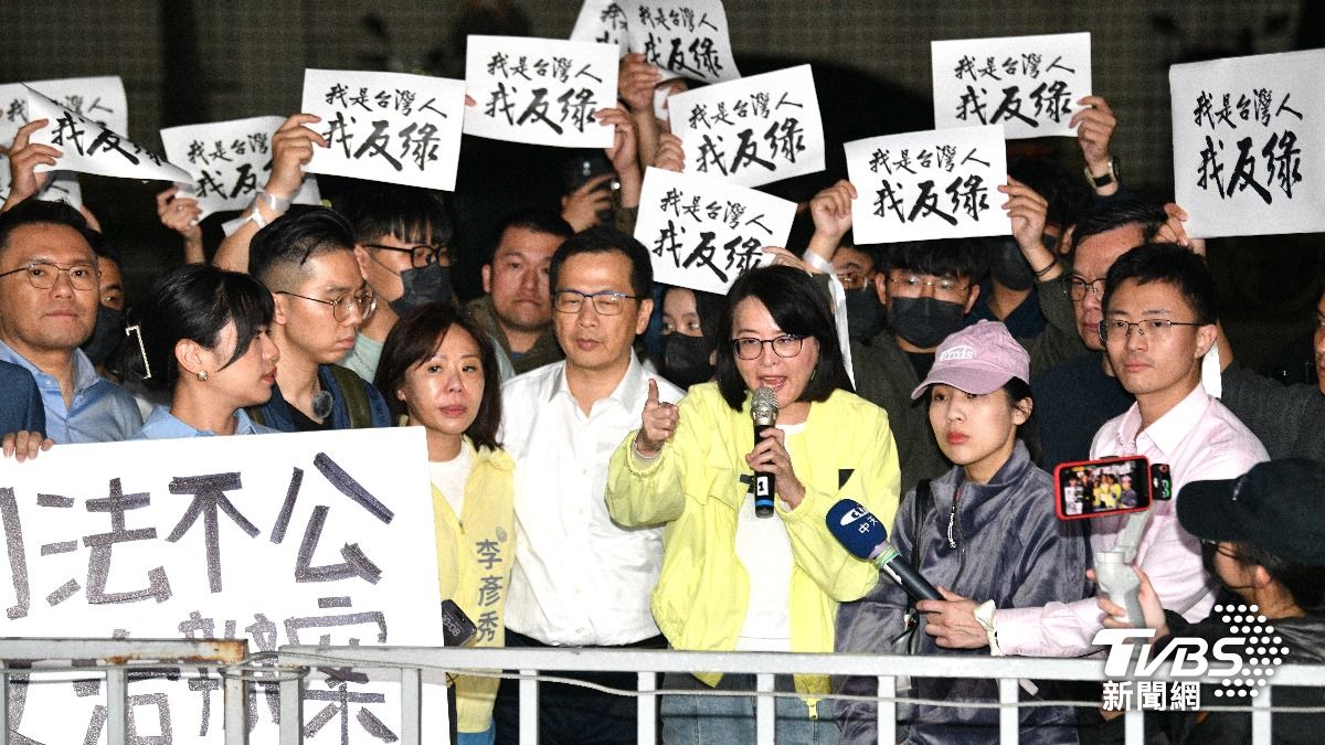 罷雙吳6人昨晚間遭約談，多名藍委現身北檢外聲援。（圖／胡瑞麒攝）