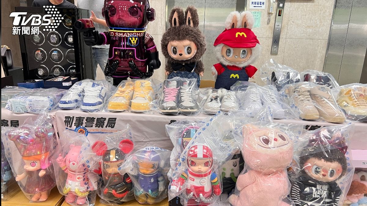 嫌犯將騙來贓款購買大量精品、公仔還列成展示牆。（圖／TVBS）