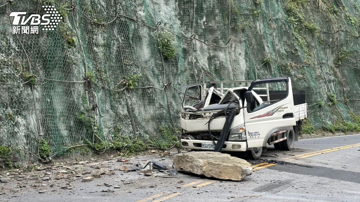 宜蘭中橫台七甲線有落石砸毀車輛。（圖／TVBS）