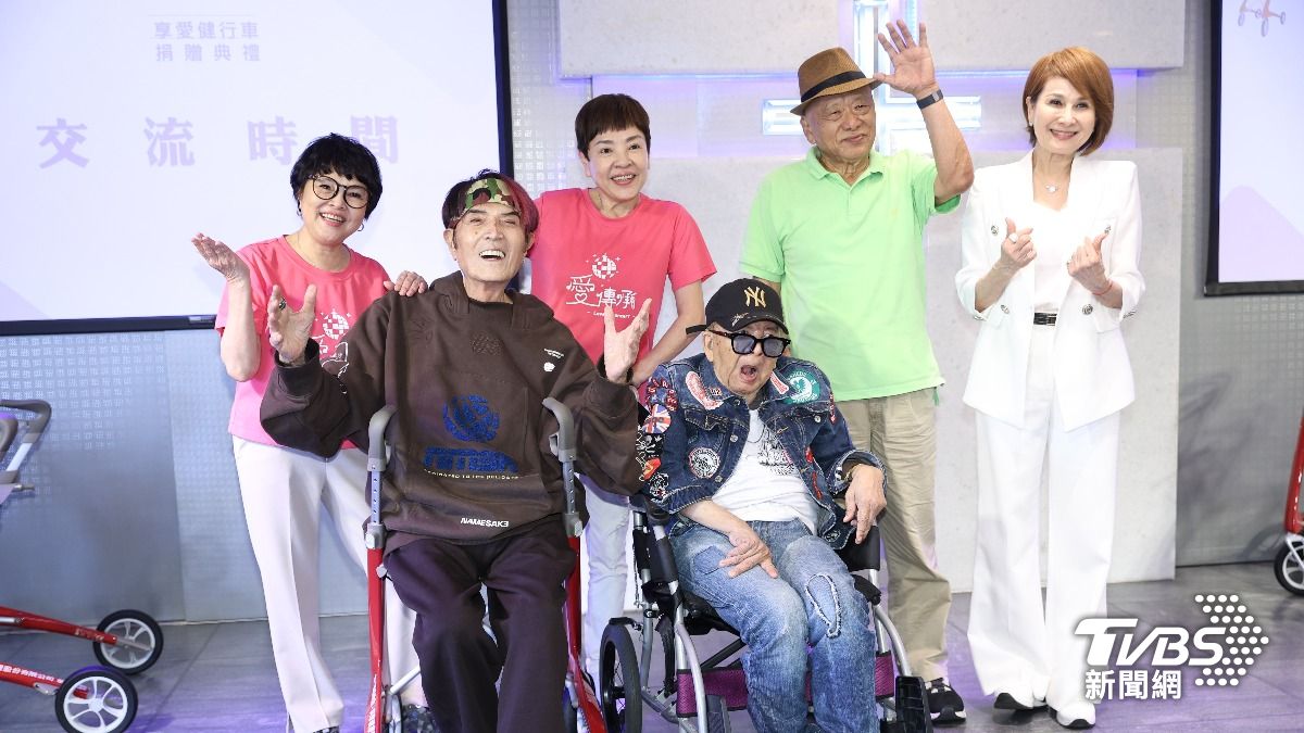 林沖（前左起）、林松義、紀寶如（後左起）、紀麗如、凌峰和向娃出席公益活動。（圖／張哲鳴攝）