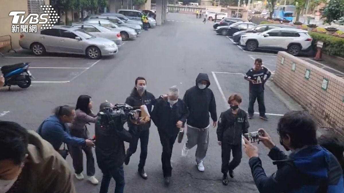 新北綠委罷免案相關被告證人移送。（圖／TVBS）