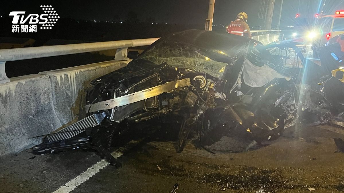 台84線賓士車嚴重自撞，車體變形全毀。（圖／民眾提供）
