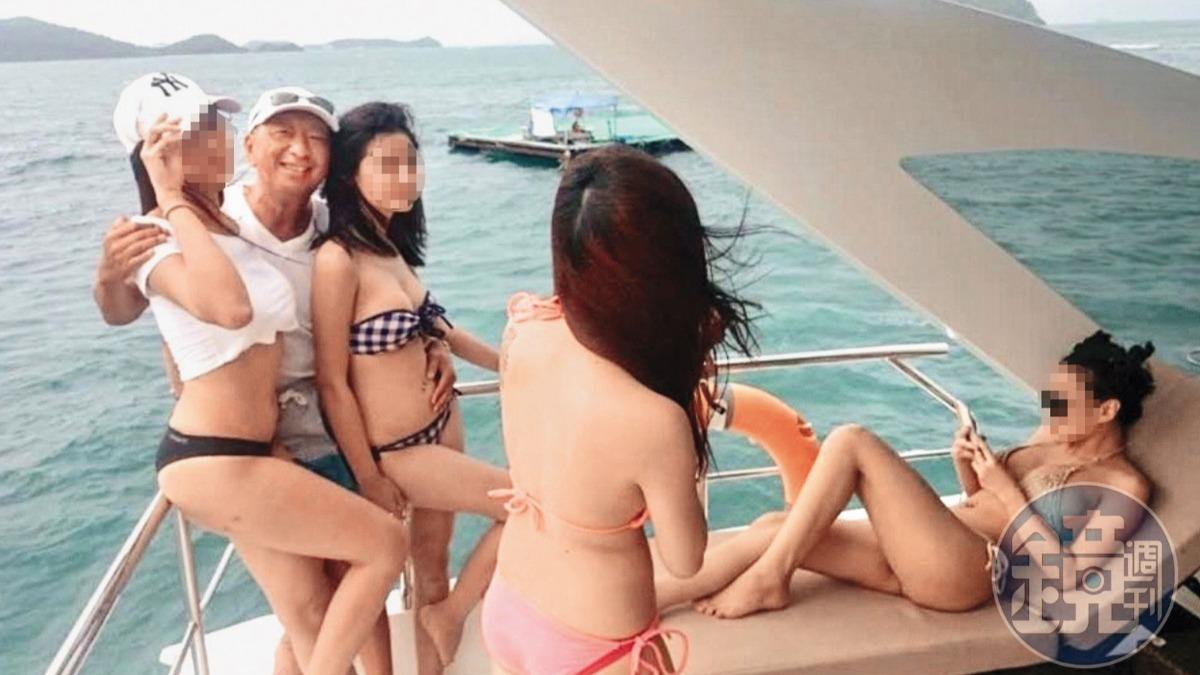 信大水泥董事長楊智雄（左2）常邀辣妹在遊艇開趴，左擁右抱。（圖／投訴人提供鏡週刊）