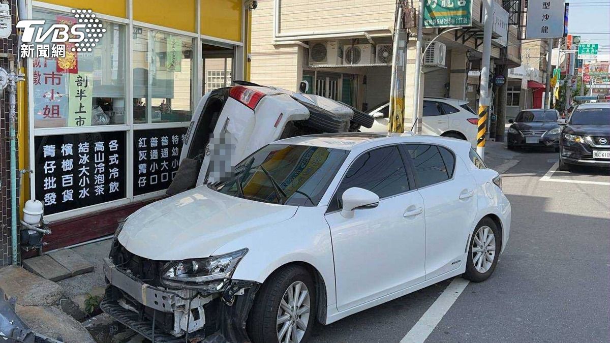 兩車在檳榔攤前碰撞。（圖／TVBS）