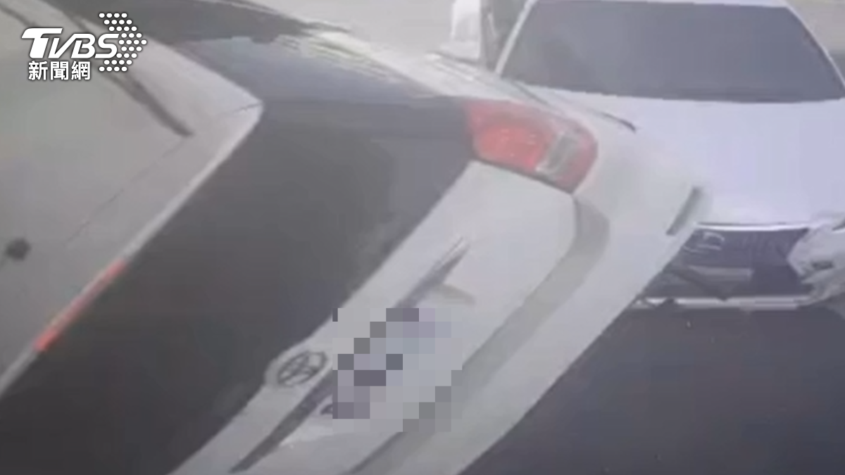 兩車車損相當嚴重。（圖／TVBS）