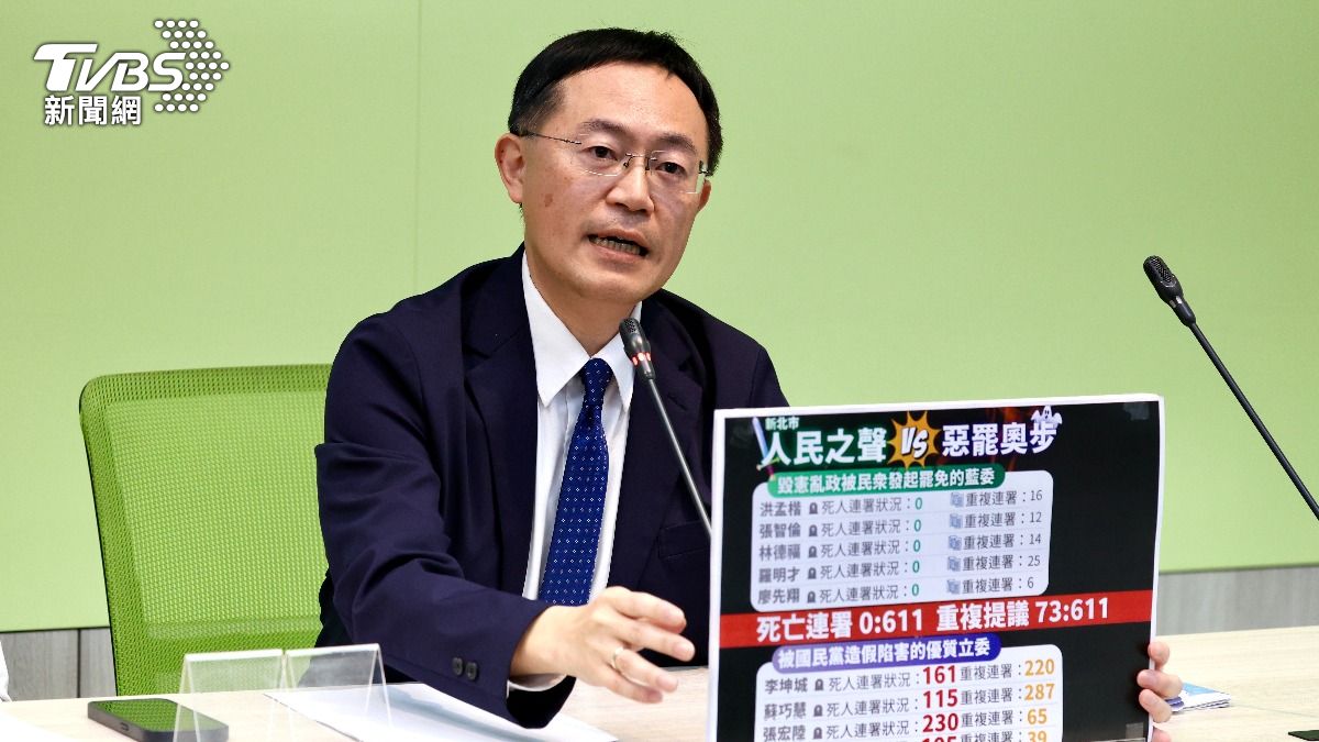 李坤城隨後在黨團記者會批評國民黨惡罷。（圖／華子琛攝）