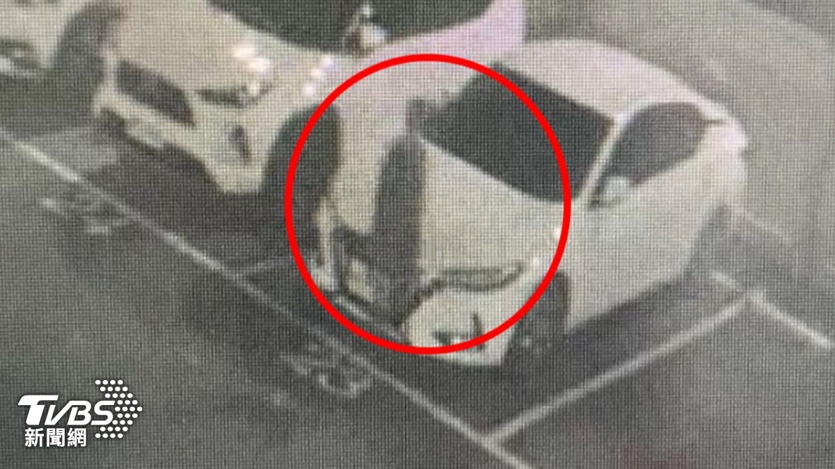 張男進入住家防火巷。（圖／TVBS）