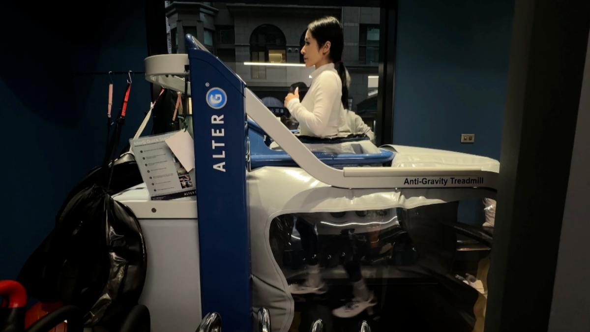 ELVA透過反重力跑步機訓練下肢支撐力。（圖／翻攝自蕭亞軒IG）