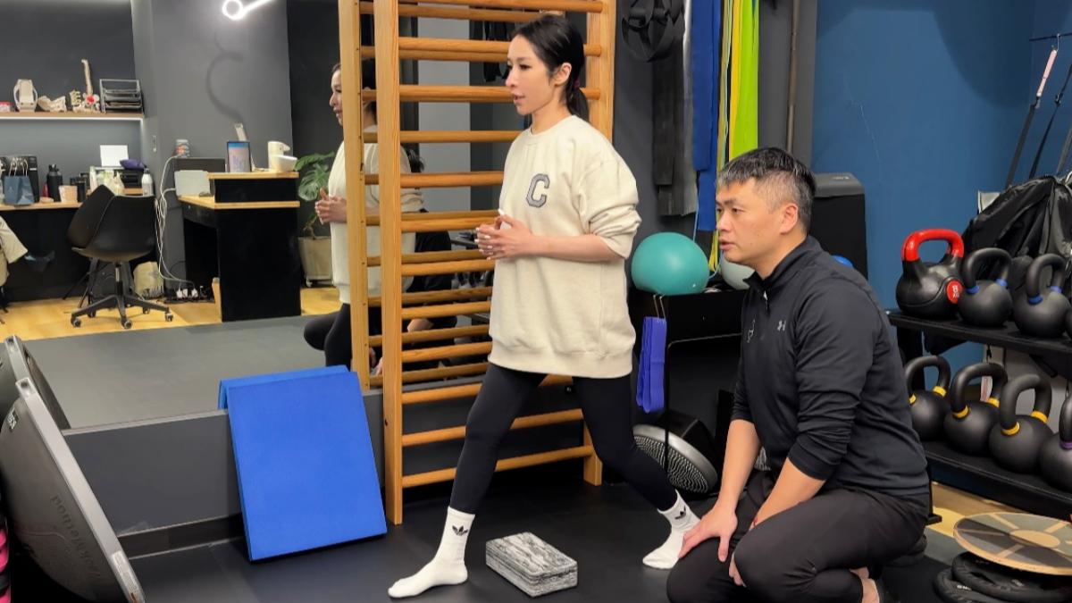 ELVA聘請3位復健師協助治療。（圖／翻攝自蕭亞軒IG）