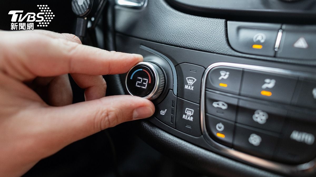 一上車就將冷氣開到最大無法讓車內迅速降溫。（示意圖／shutterstock達志影像）