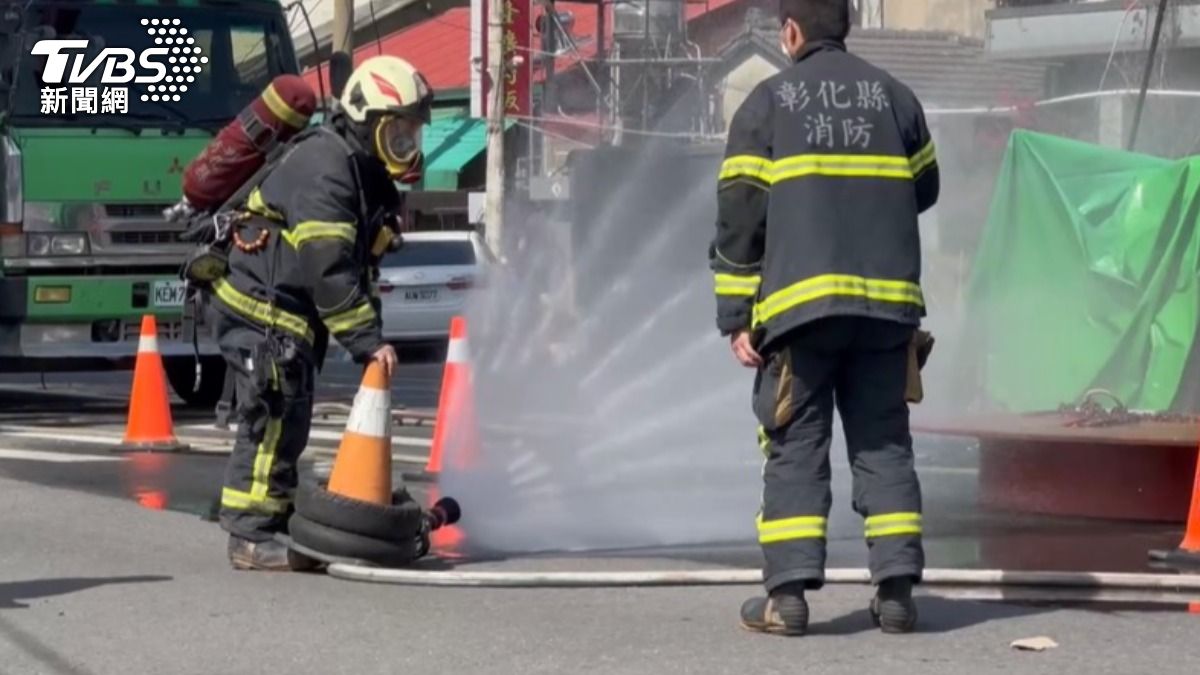 消防人員現場進行灑水。（圖／TVBS）